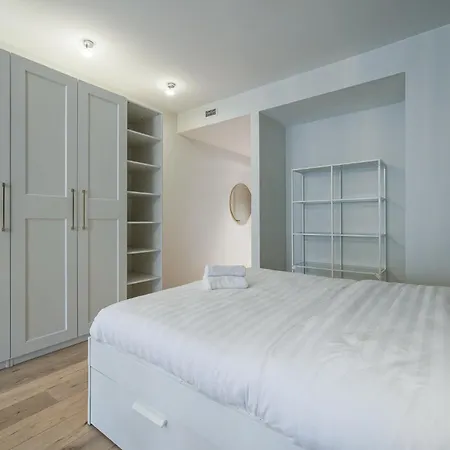 Апартаменты Luxurious Centre Flat Near Freedom Square