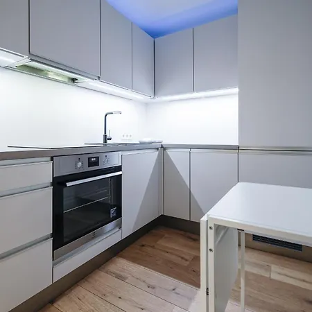 Luxurious Centre Flat Near Freedom Square Апартаменты