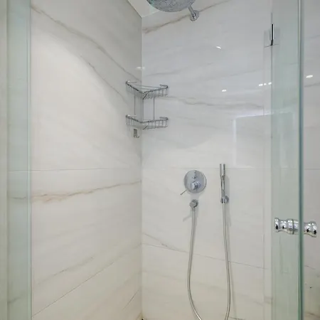 Luxurious Centre Flat Near Freedom Square Апартаменты *