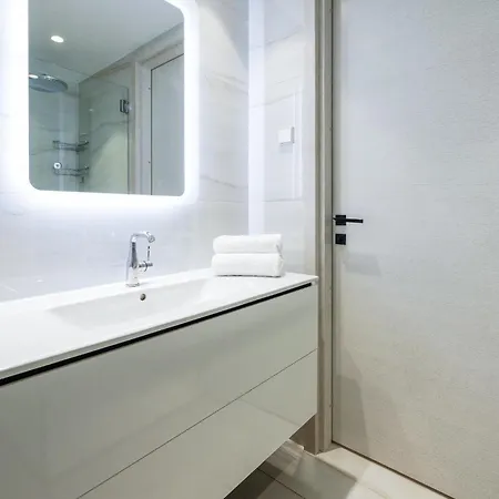 Апартаменты Luxurious Centre Flat Near Freedom Square
