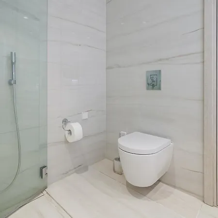 Luxurious Centre Flat Near Freedom Square Апартаменты *